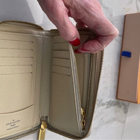 Louis Vuitton Authentic Zippy Wallet - Picture 5 of 15